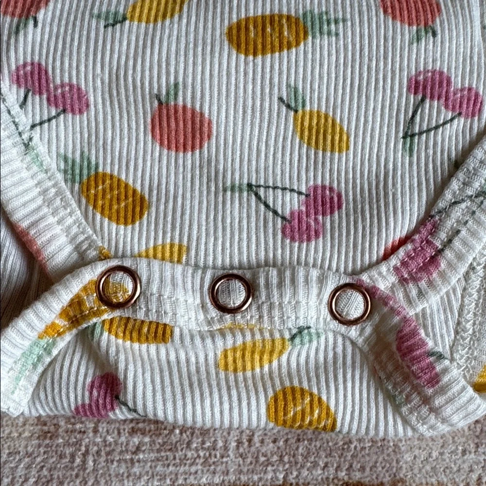Tahari Fruit Print 2 Piece Set with Ruffled Bloomers size 0-3M